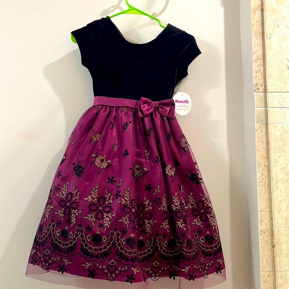 Beautiful and elegant dress for a 6-year-old girl.
